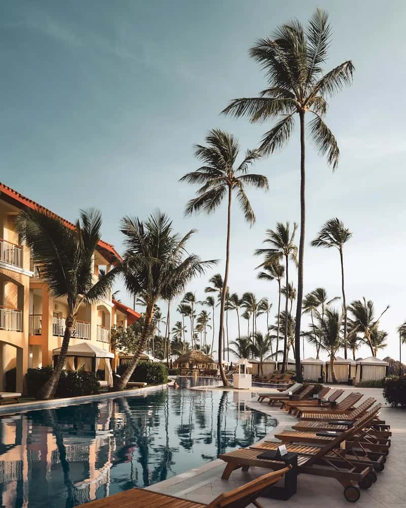 2. Hotels Advertise a Low Rate but Tack on Mandatory Resort or Destination Fees (Image Credits: Unsplash)