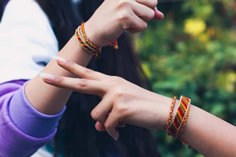 2. The Friendship Bracelet and "Free Gift" Trick (Image Credits: Unsplash)
