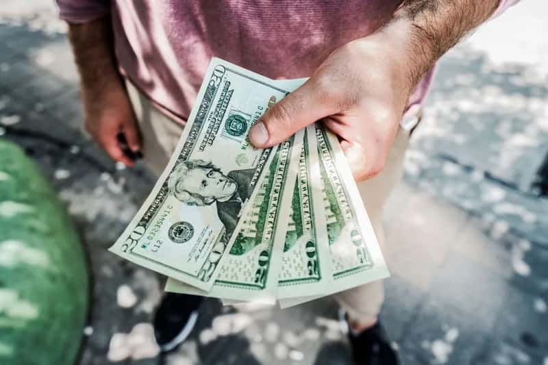 Don't flash cash, jewelry, or open bags in tourist-heavy spots (Image Credits: Pexels)