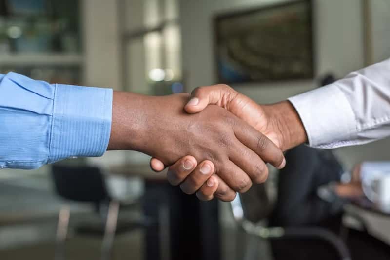 8. Getting Confrontational Instead of Playful During Negotiations (Image Credits: Unsplash)