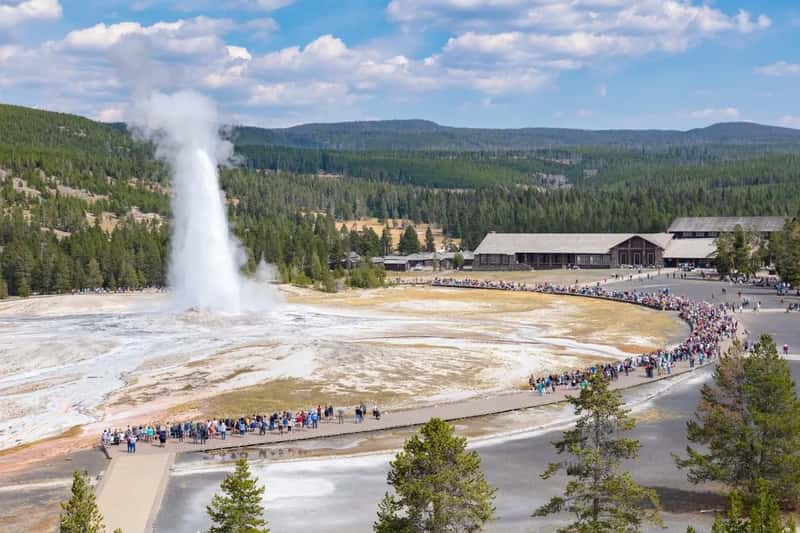 2. Yellowstone National Park (Image Credits: Rawpixel)