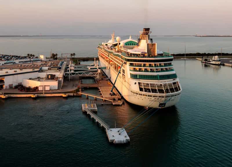5. Turning the Gangway Into a Photo Studio (TerryDOtt, Flickr, CC BY 2.0)