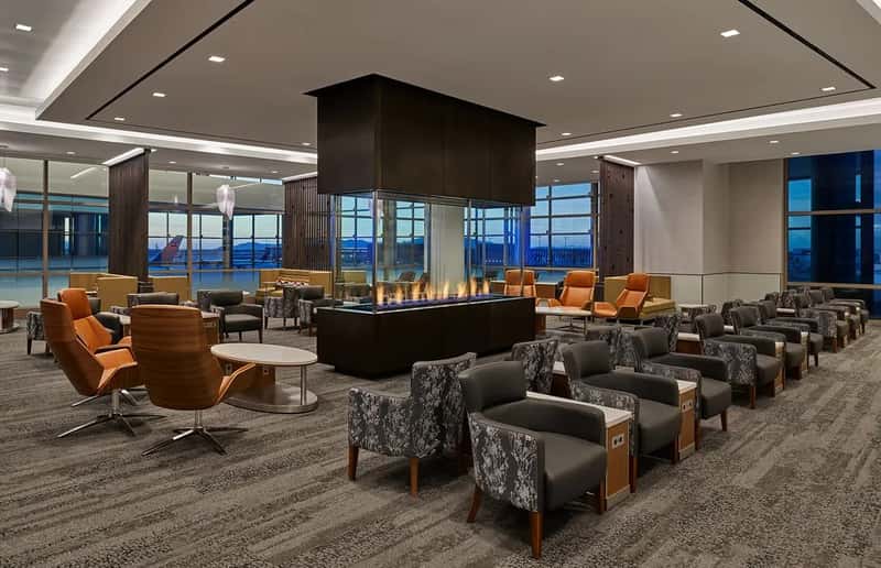 Delta Sky Club with an Amex Platinum (DeltaNewsHub, Flickr, CC BY 2.0)