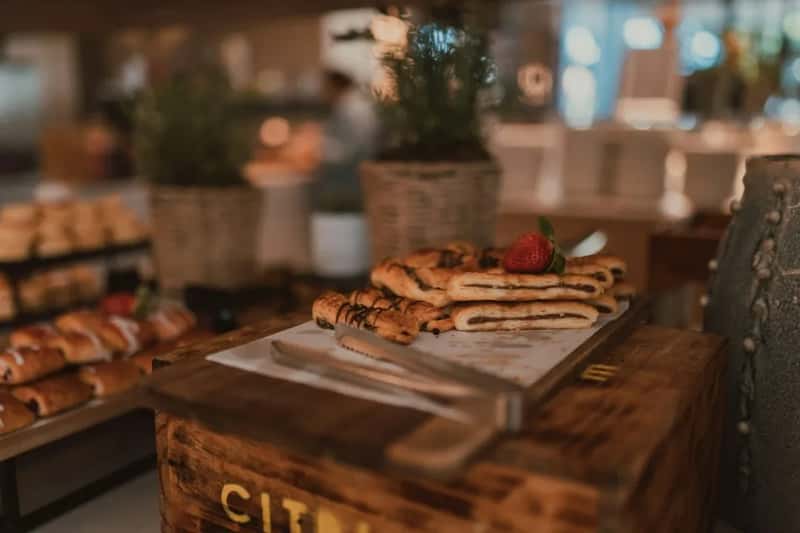 3. Moving serving utensils between trays (Image Credits: Unsplash)