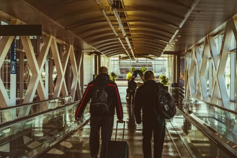 4. Bulky Clothing or Clothing That Doesn't Match Your Destination (Image Credits: Stocksnap)