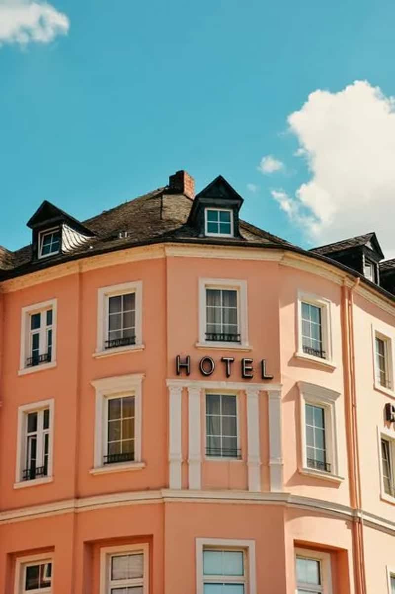 8. Guest satisfaction scores hide big regional gaps (Image Credits: Pexels)