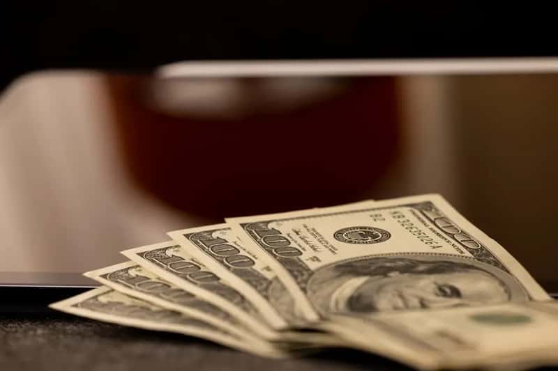 4. They Tip Thoughtfully and Consistently (Image Credits: Unsplash)