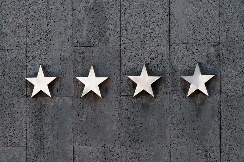 3. Reading reviews before booking (Image Credits: Pixabay)