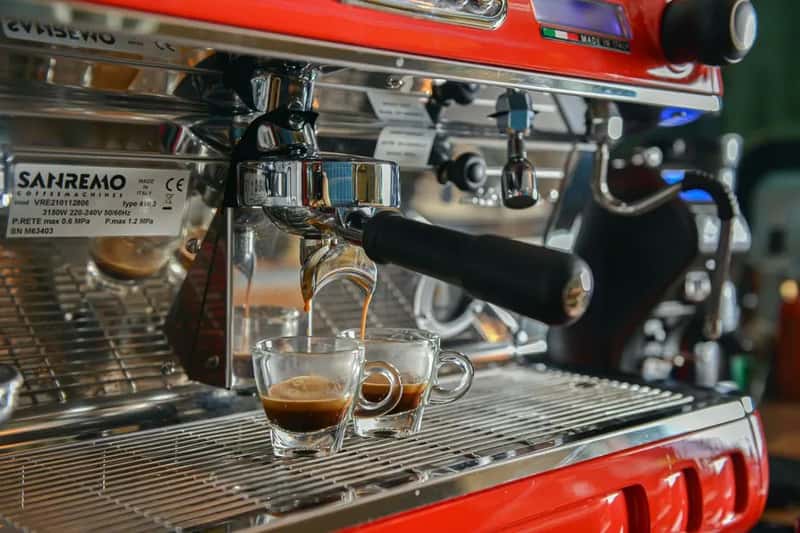 Drinking Your Coffee Standing at the Counter (Image Credits: Pexels)