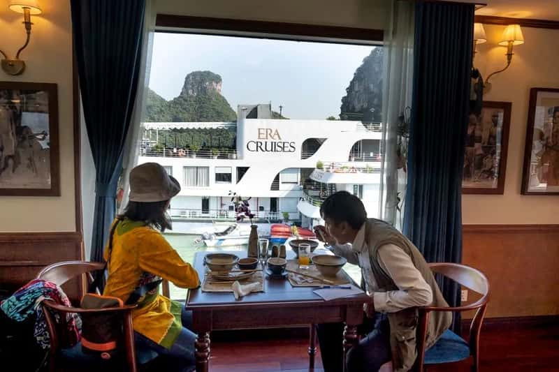 8. They skip the buffet crowd for a smarter lunch option (Image Credits: Pexels)