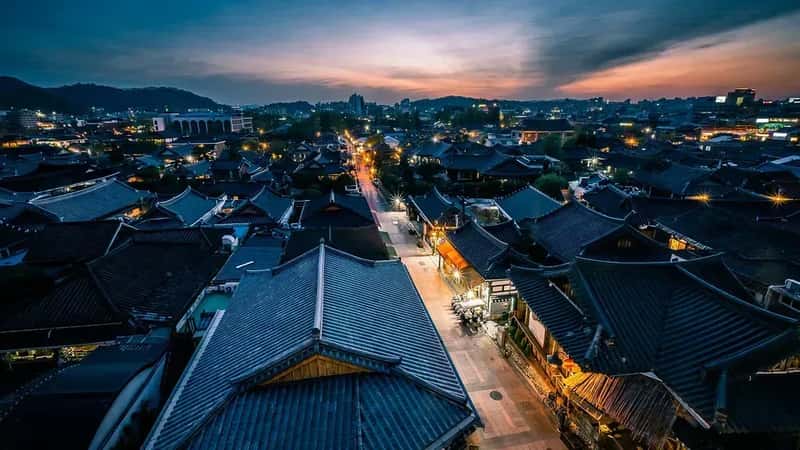 6. South Korea: Fighting a Notorious Overwork Culture (Image Credits: Flickr)