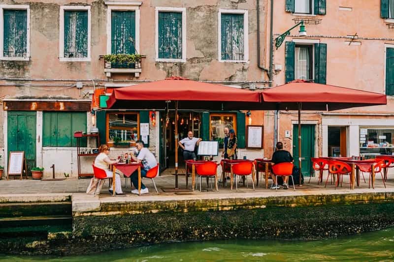 8. Restaurants planted directly beside famous landmarks (Image Credits: Pexels)