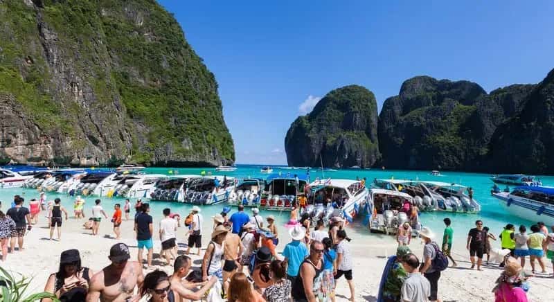 When Tourists Outnumber Residents by the Thousands (By Diego Delso, CC BY-SA 4.0)