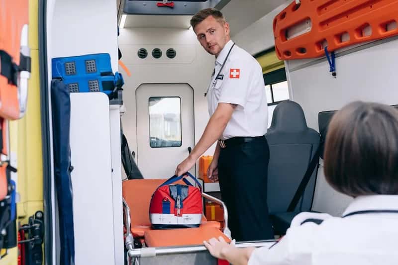 #12 – Signs of Physical Distress That Suggest a Medical Emergency in Progress (Image Credits: Pexels)