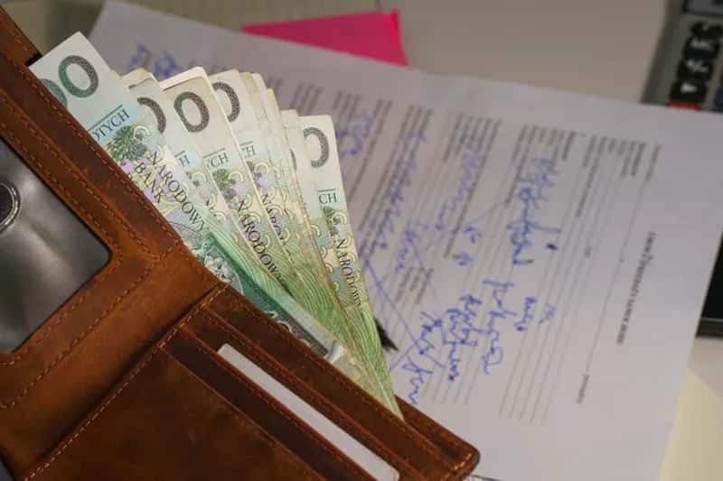 #6 – Large Amounts of Cash That Don't Match the Declared Trip (Image Credits: Pexels)