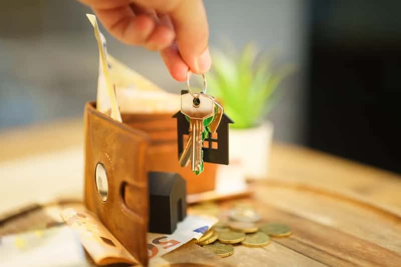 6. Set up banking that works on both sides of the move (Image Credits: Pexels)