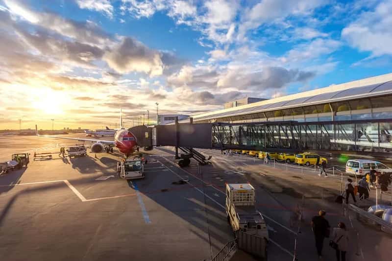 6. Consider Nearby Airports - the Price Gap Can Be Shocking (Image Credits: Pexels)