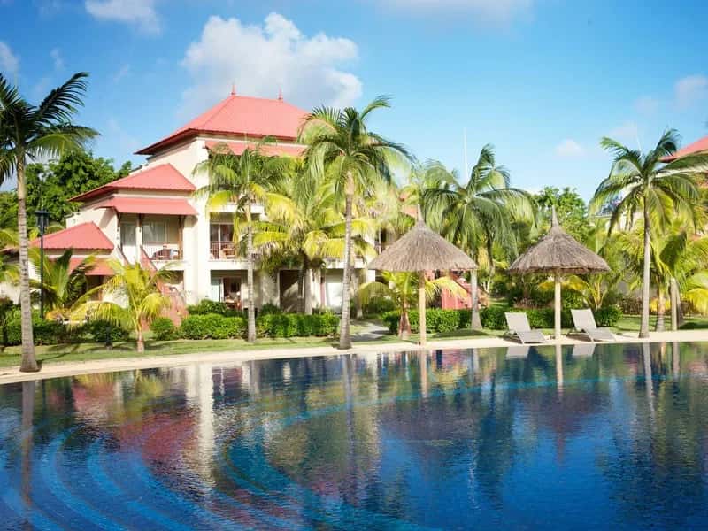 Booking a fixed, all-inclusive package with a set itinerary (By Tejcoomar Luchmun (E-Commerce Executive at LUX* Resorts & Hotels Head Office), CC BY-SA 4.0)