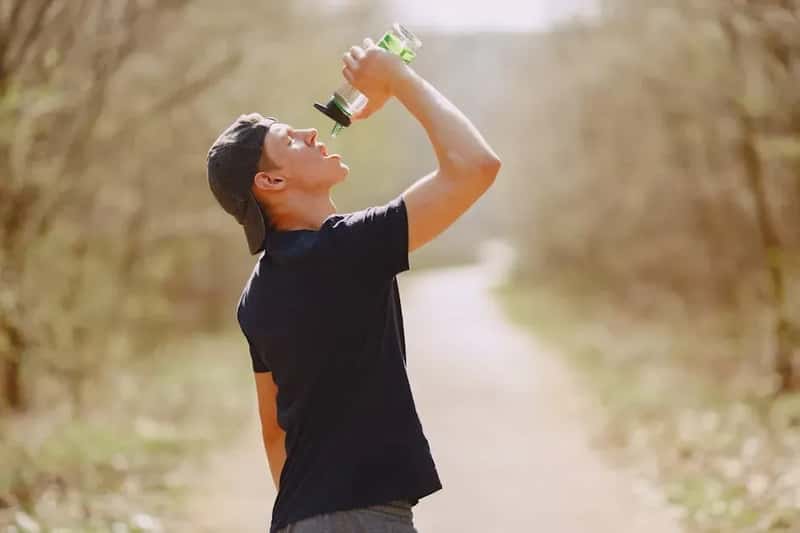 5. Underestimating Dehydration on the Trail (Image Credits: Pexels)