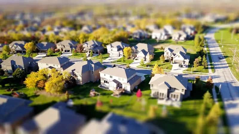 9. Overlooking the Neighborhood in Favor of the House (Image Credits: Pexels)