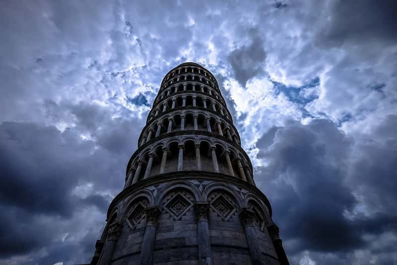 Posing With the Leaning Tower of Pisa (Image Credits: Pixabay)