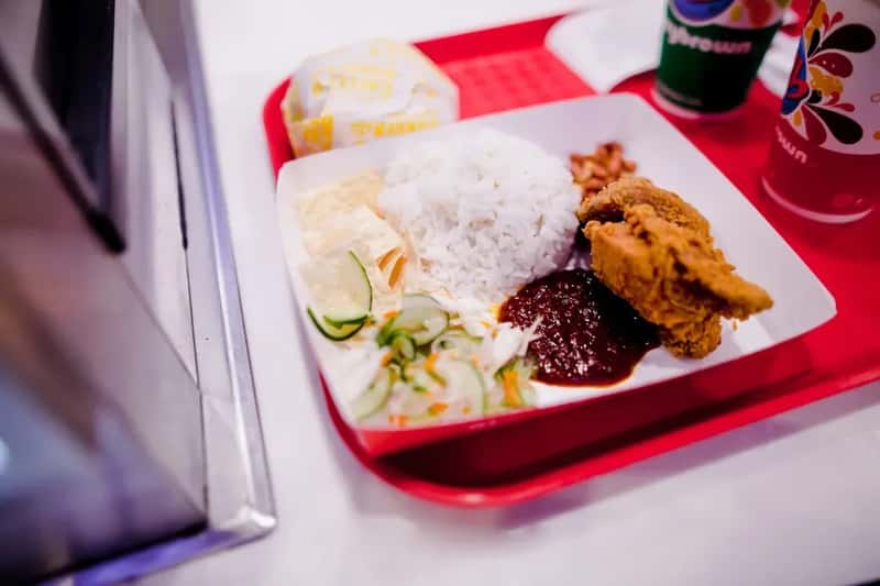 #3 - Coach Passengers Were Served Gourmet Multi-Course Meals - Free (Image Credits: Unsplash)