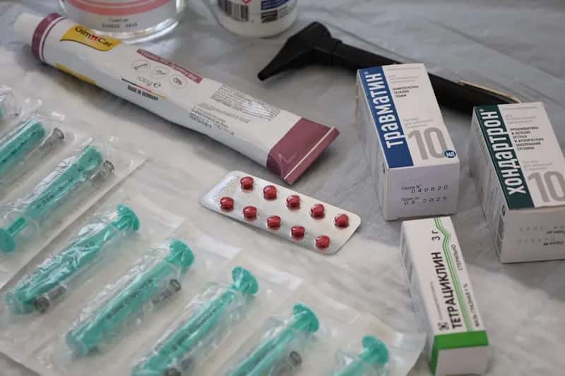 #1 - They Pack Every Medication in the Carry-On, Without Exception (Image Credits: Pexels)