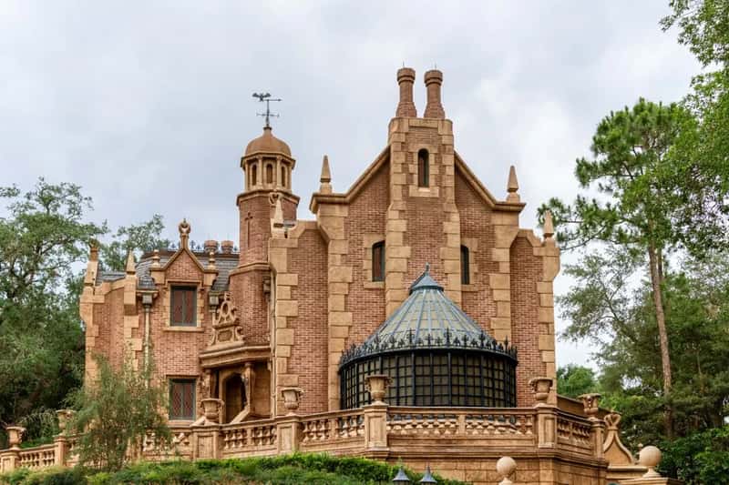 Hunting for Clues in the Haunted Mansion (Image Credits: Pexels)