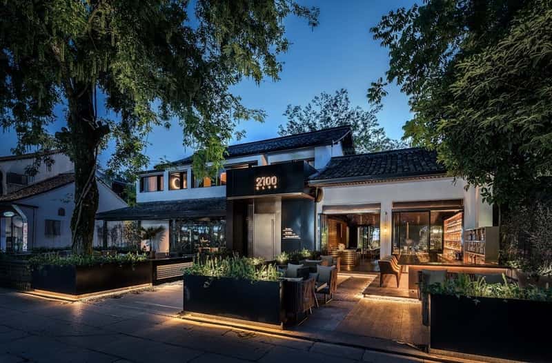 Private Home Rentals Offer Luxury Space (Image Credits: Unsplash)