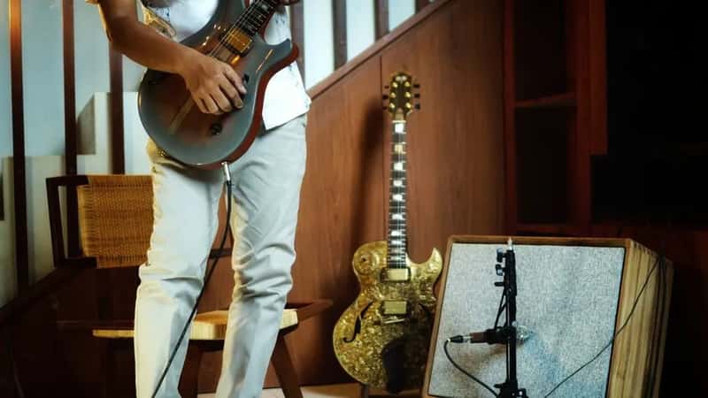 7. Carlos Santana - Born in Jalisco, Mexico (Image Credits: Pexels)