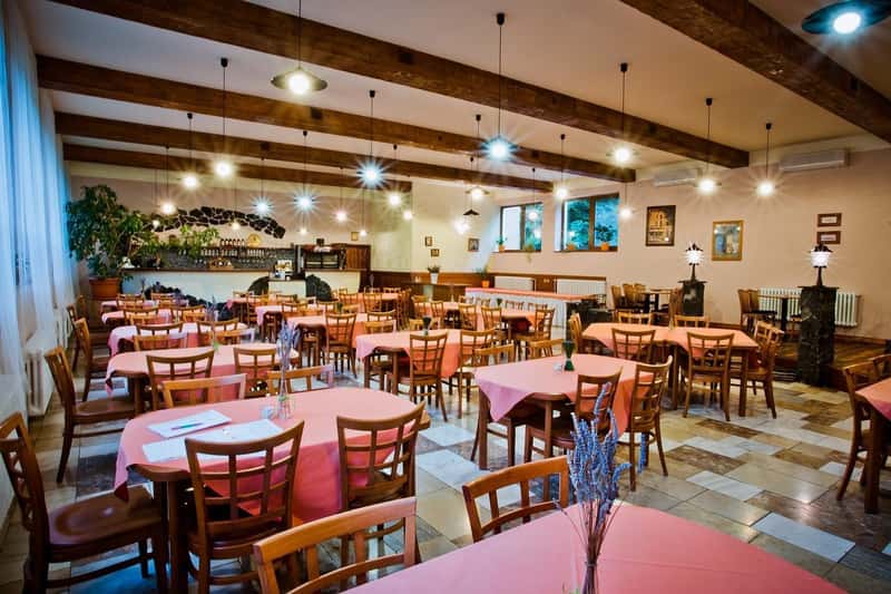 Hotel Zone Restaurants Will Test Your Budget (Image Credits: Pixabay)