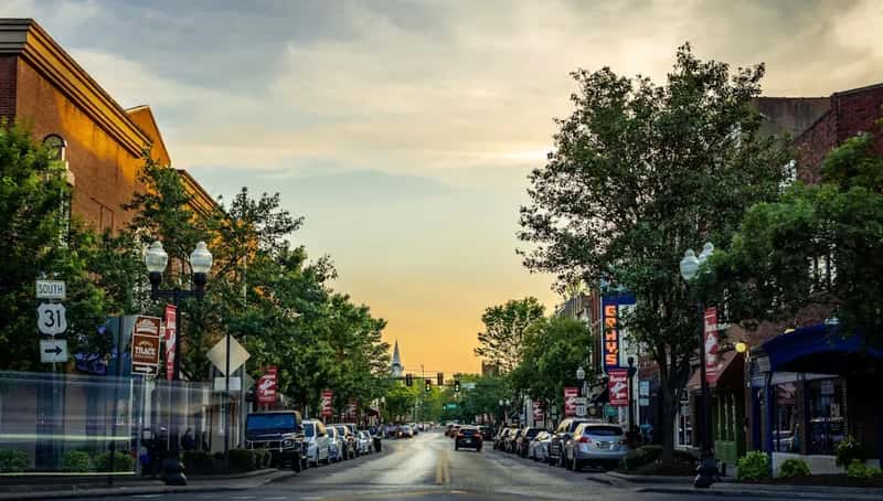 6. Tennessee - No Income Tax, Low Housing, and a Thriving Retirement Scene (Image Credits: Unsplash)