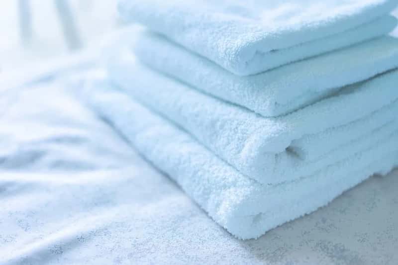 4. Using white towels as napkins, makeup wipes, and grease rags (Image Credits: Pexels)
