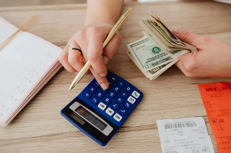 Small, consistent contributions build the fund faster than people expect (Image Credits: Pexels)