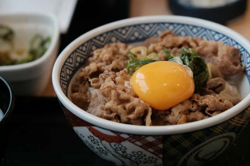 Order Beef Bowls at the Big Three Chains (Image Credits: Unsplash)