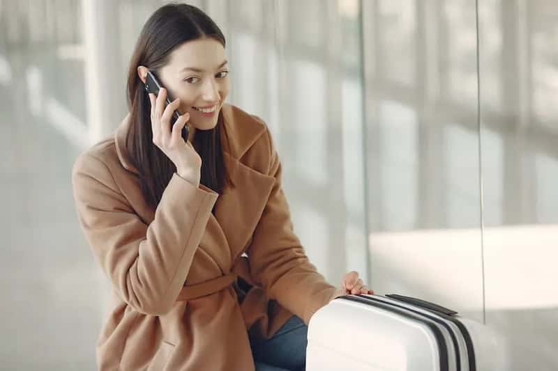 4. Holding Loud Phone Conversations in Crowded Spaces (Image Credits: Pexels)