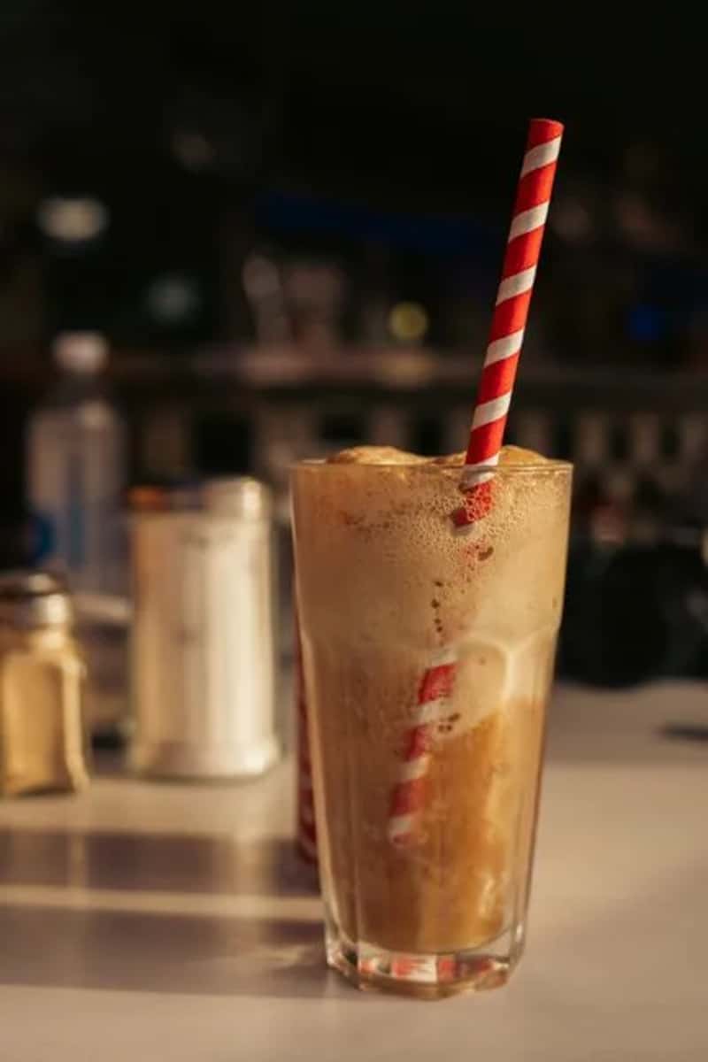 2. Expecting free water, free refills, and ice in everything (Image Credits: Pexels)