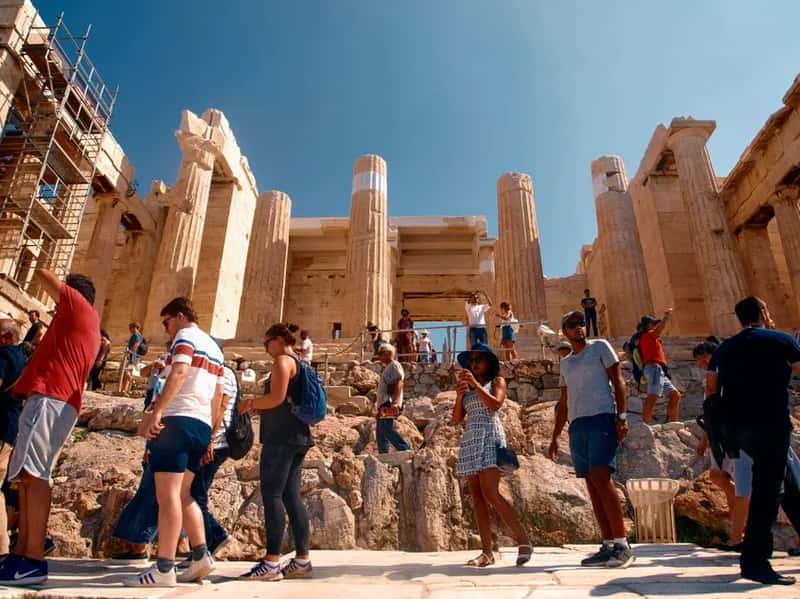 Taking photos in crowded public spaces (Image Credits: Pexels)
