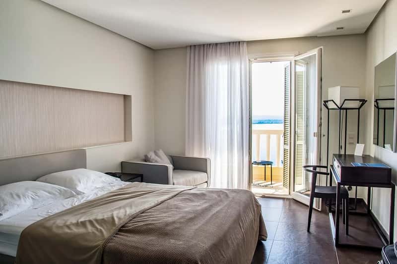5. Skipping a wind-down routine in unfamiliar rooms (Image Credits: Pixabay)