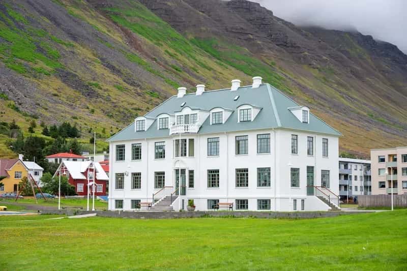Accommodation Costs That Creep Upward (Image Credits: Unsplash)