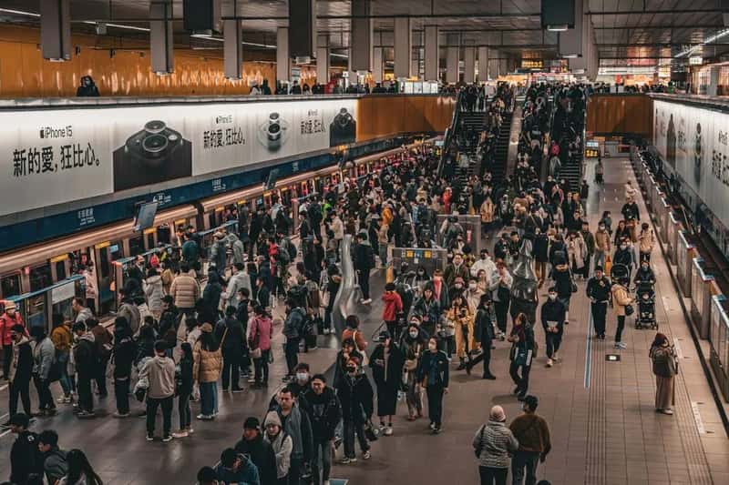 7. Navigating crowded spaces without feeling trapped (Image Credits: Pexels)