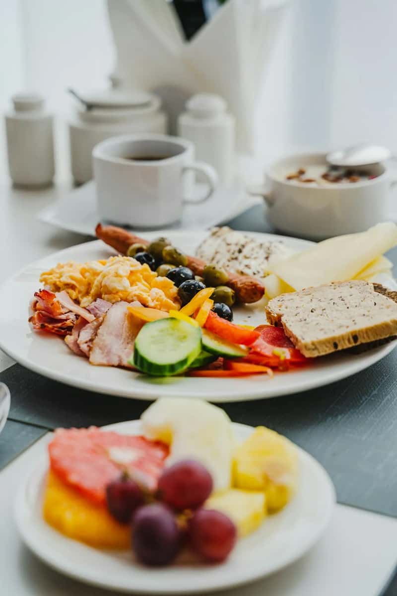 1. Reusing the Same Plate for Multiple Trips (Image Credits: Unsplash)