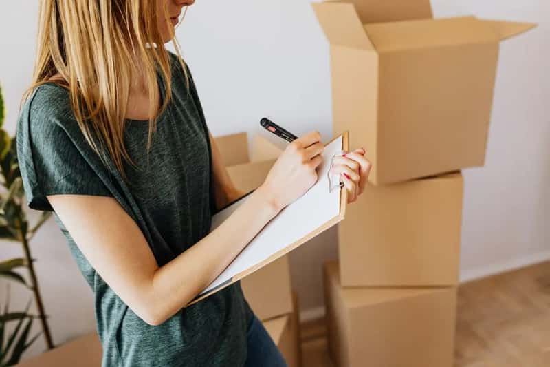 Reading currency and inventory signals together (Image Credits: Pexels)
