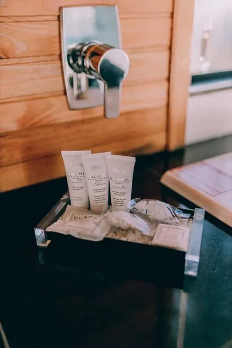 3. Small bathroom extras are vanishing from the room (Image Credits: Pexels)