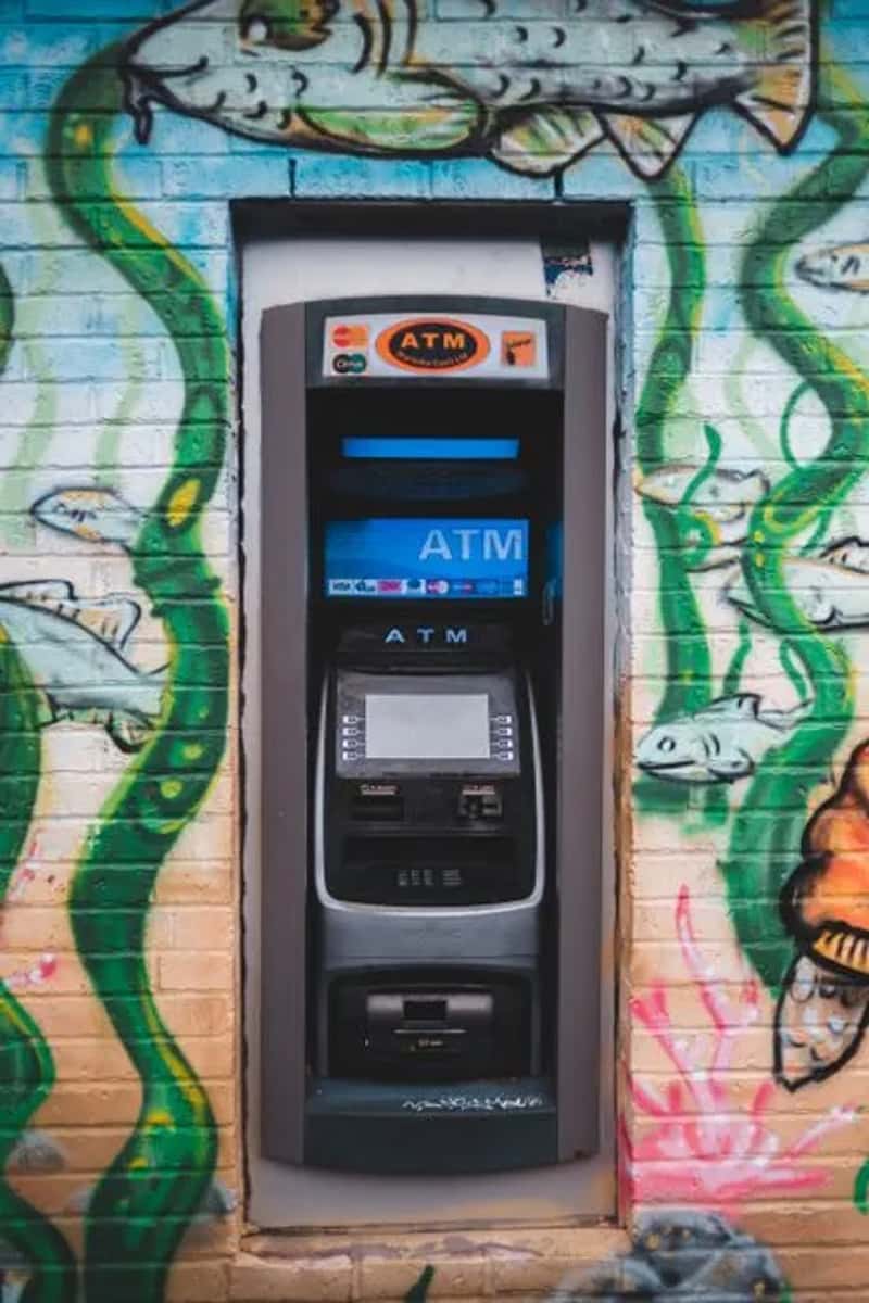 Airport currency exchange kiosks (Image Credits: Pexels)