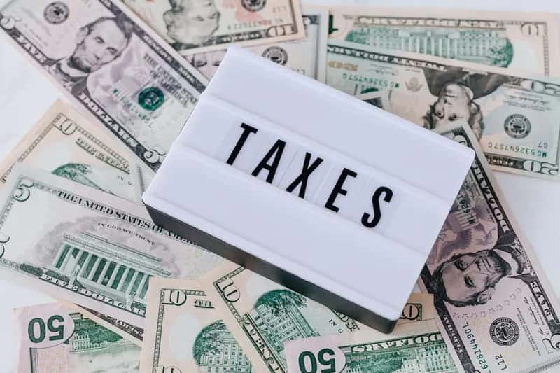 4. Capital gains taxes can quietly claim a chunk of your windfall (Image Credits: Pexels)