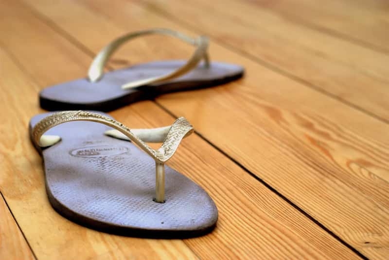 3. Flip-flops and slide sandals in the terminal (Flip-flops, CC BY-SA 2.0)