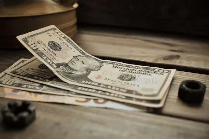 Currency dynamics favor dollarized economies (Image Credits: Pexels)