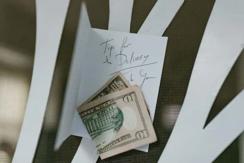 Tipping Etiquette Locals Actually Appreciate (Image Credits: Pexels)