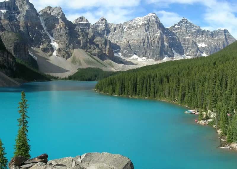 1. Banff, Alberta: Canada's First National Park Town at Its Breaking Point (Image Credits: Wikimedia)